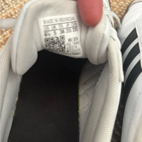 Adidas women’s Samba sneakers, 6.5 - Picture 6 of 7